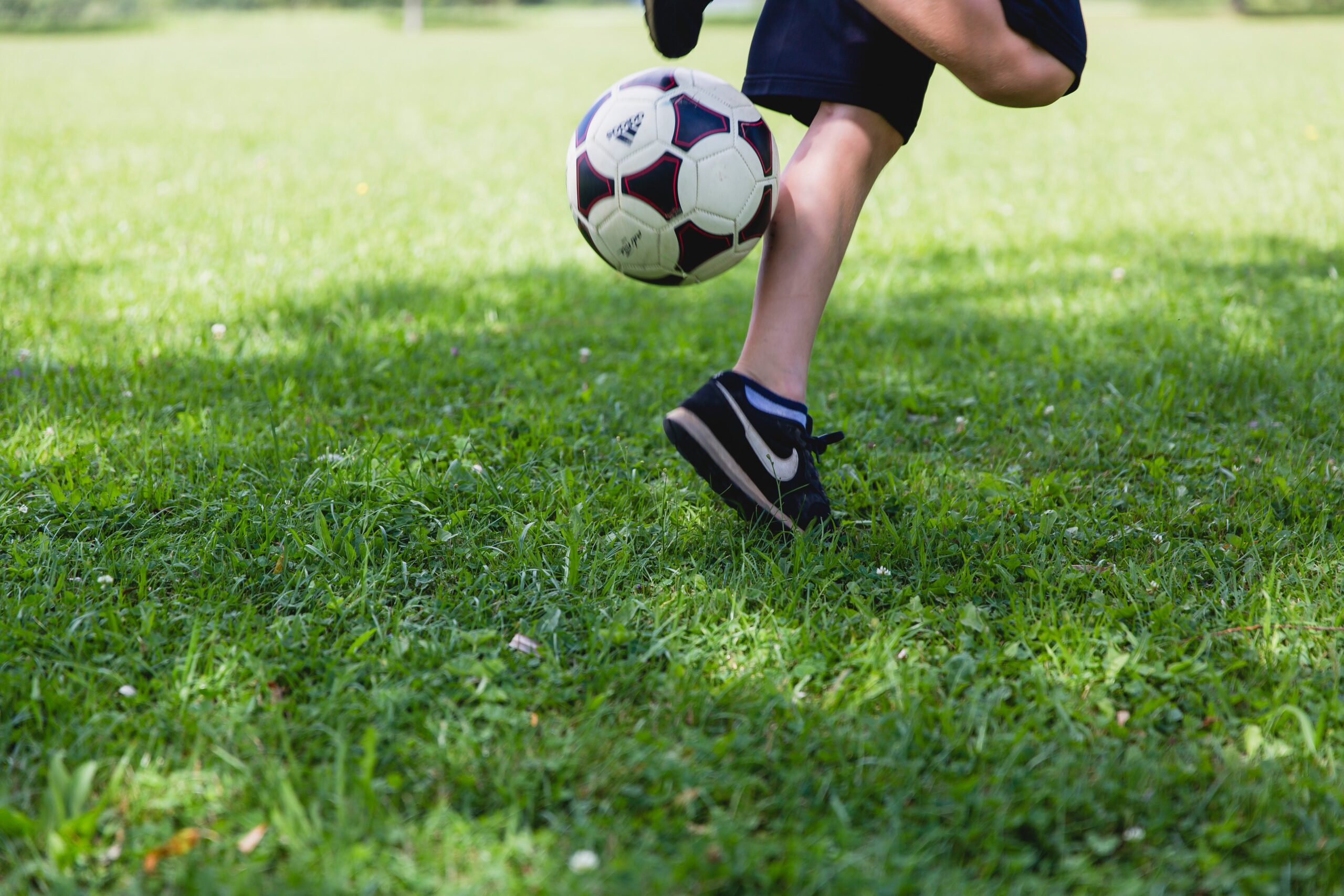 soccer-ball-football-ball-grass-soccer-player-1533045-pxhere